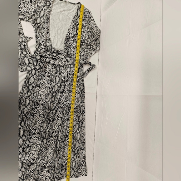 Good American Runaround Wrap Dress In Black And White Python Size 2 NWT - Picture 10 of 10